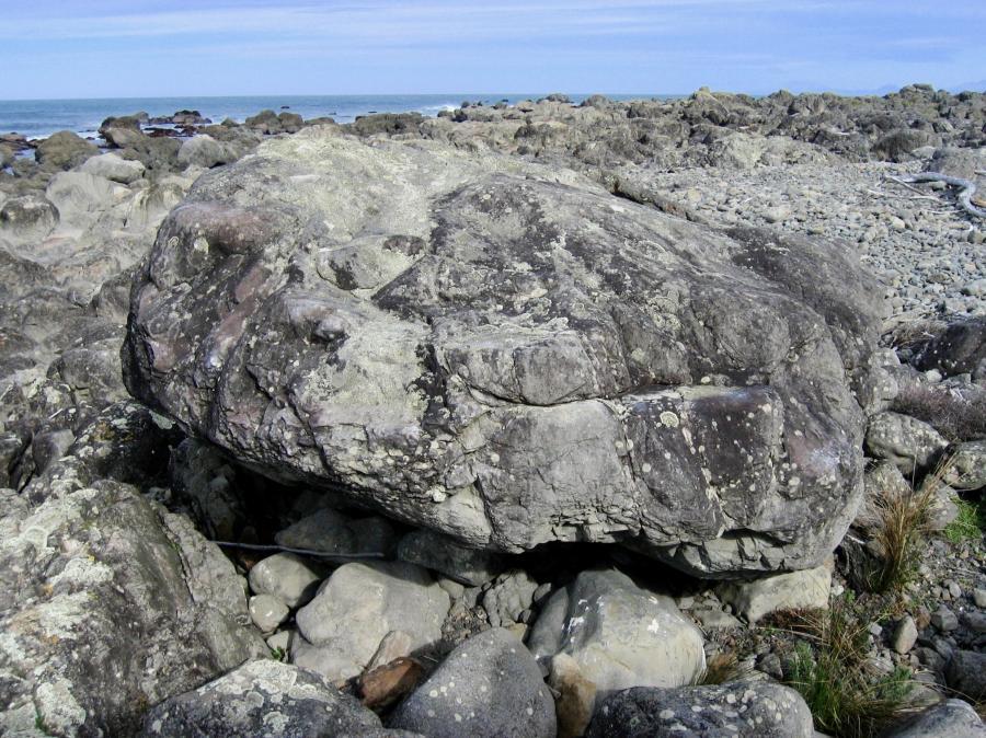 V5 Traverse, Boulder 2, Eastern Block ClimbNZ